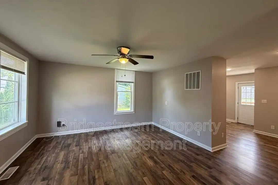 921 Kent Ln S – photo 1