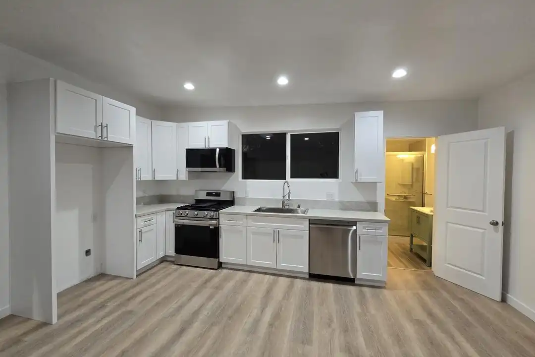 3230 Cerritos Ave unit 1/2 – photo 1 of 19