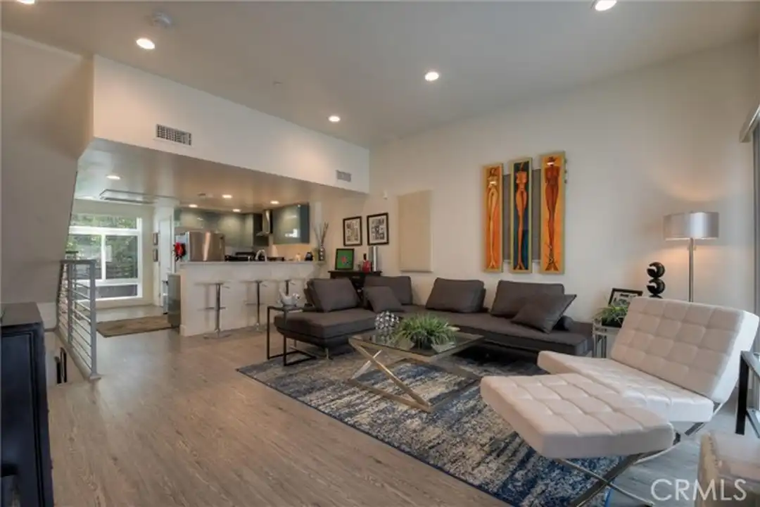 Apartment in Los Angeles - View 2