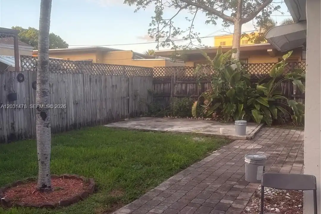 House in Hollywood - View 3