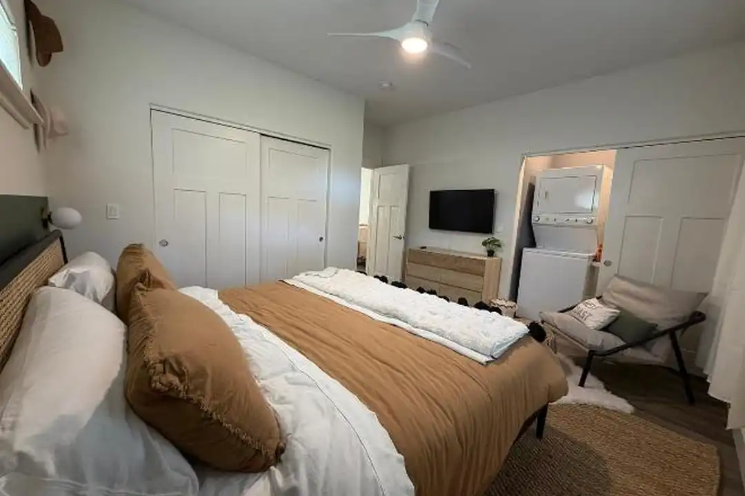 1012 SW 11th St - More