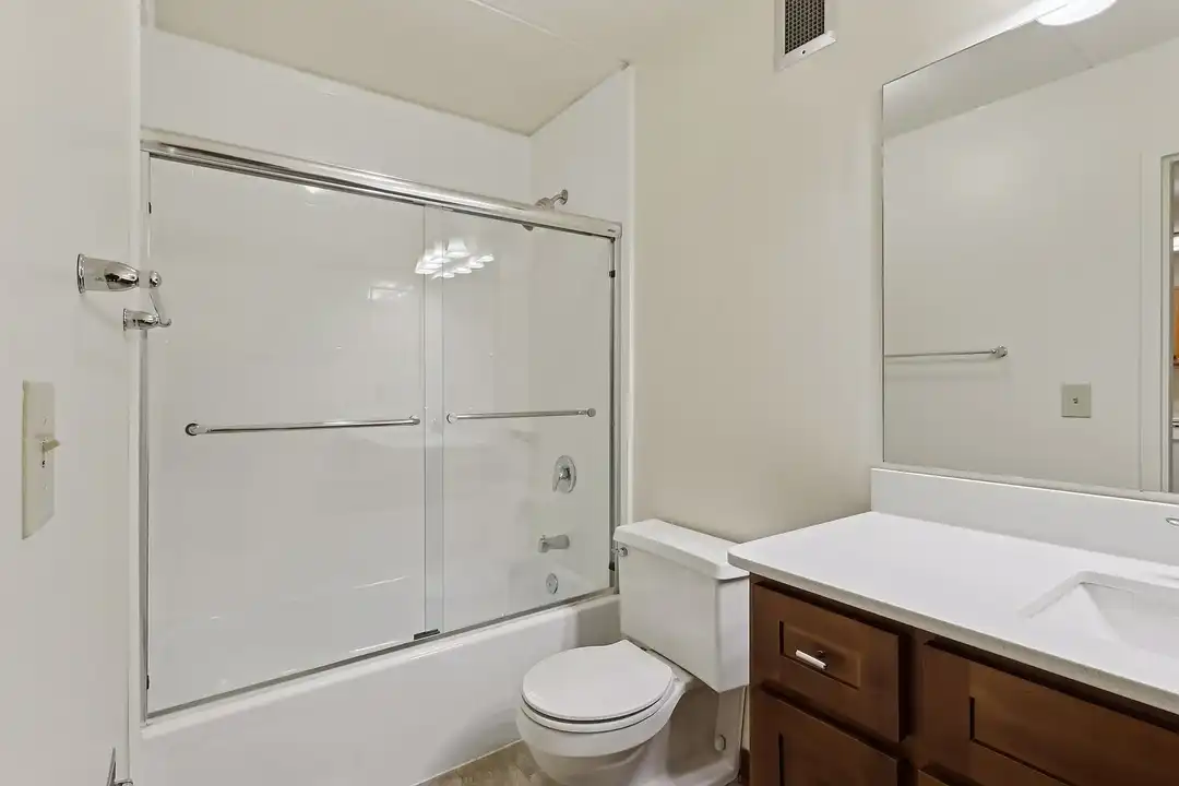 Amberson Plaza – photo 1