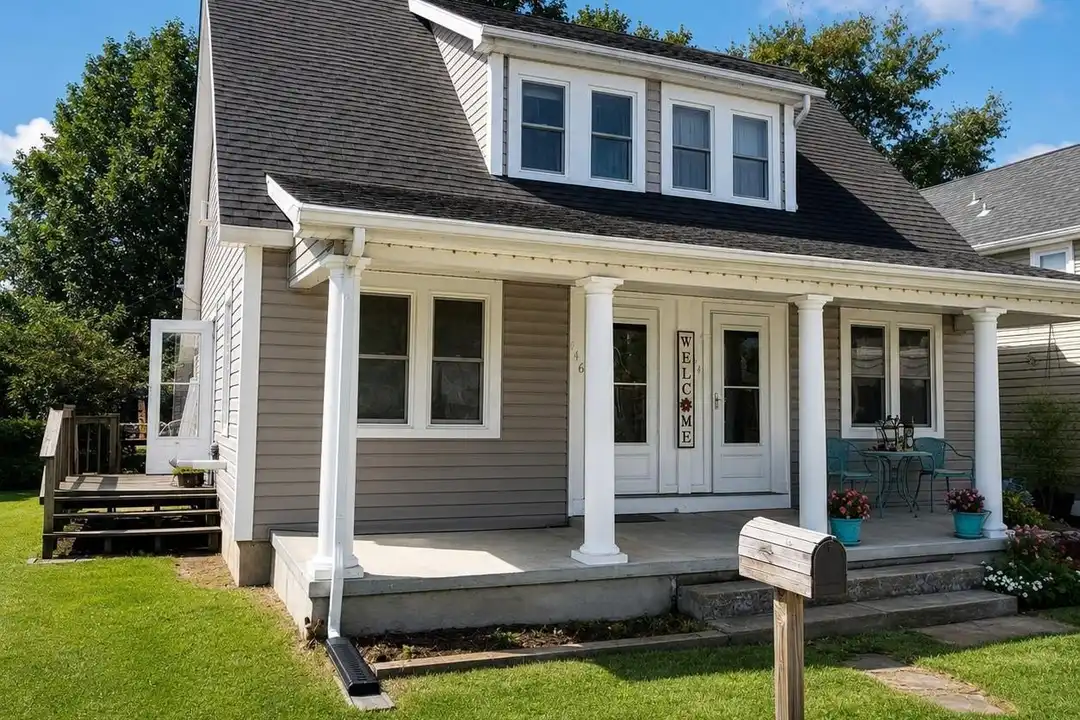 446 Railroad Ave – photo 1 of 10