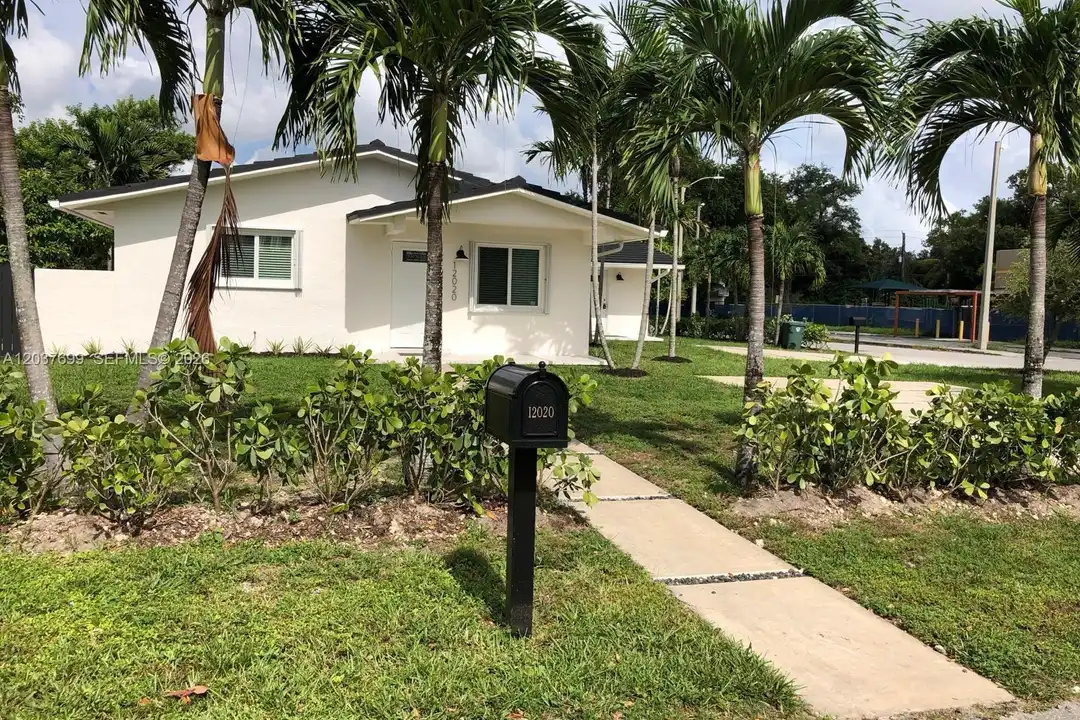Apartment in Biscayne Park - View 5