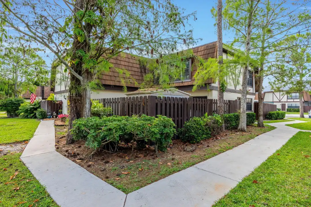 111 Weybridge Cir - View 5