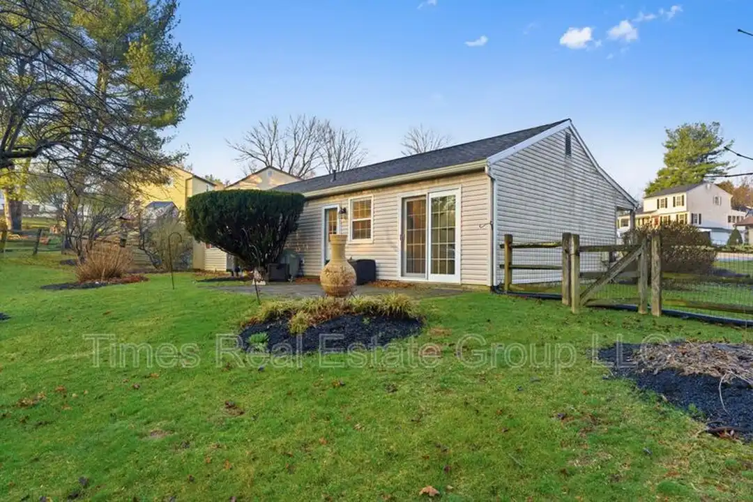 136 Brookfield Ct - View 3