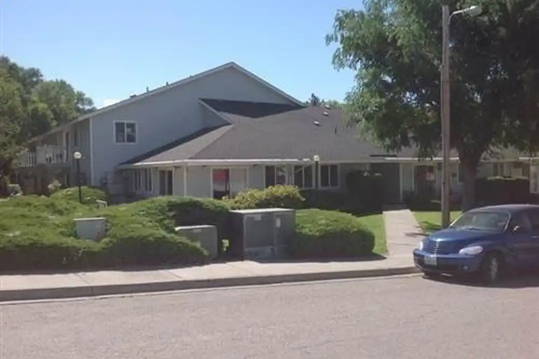 515 S Tonasket Ave unit 102 - View 3