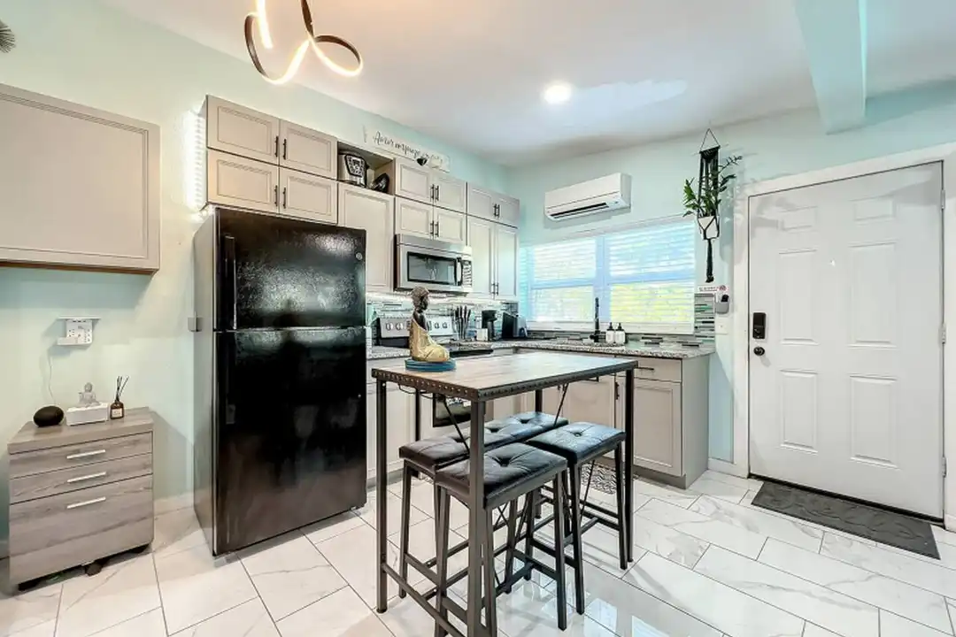 1245 Catalpa Ln unit 4 - View 6