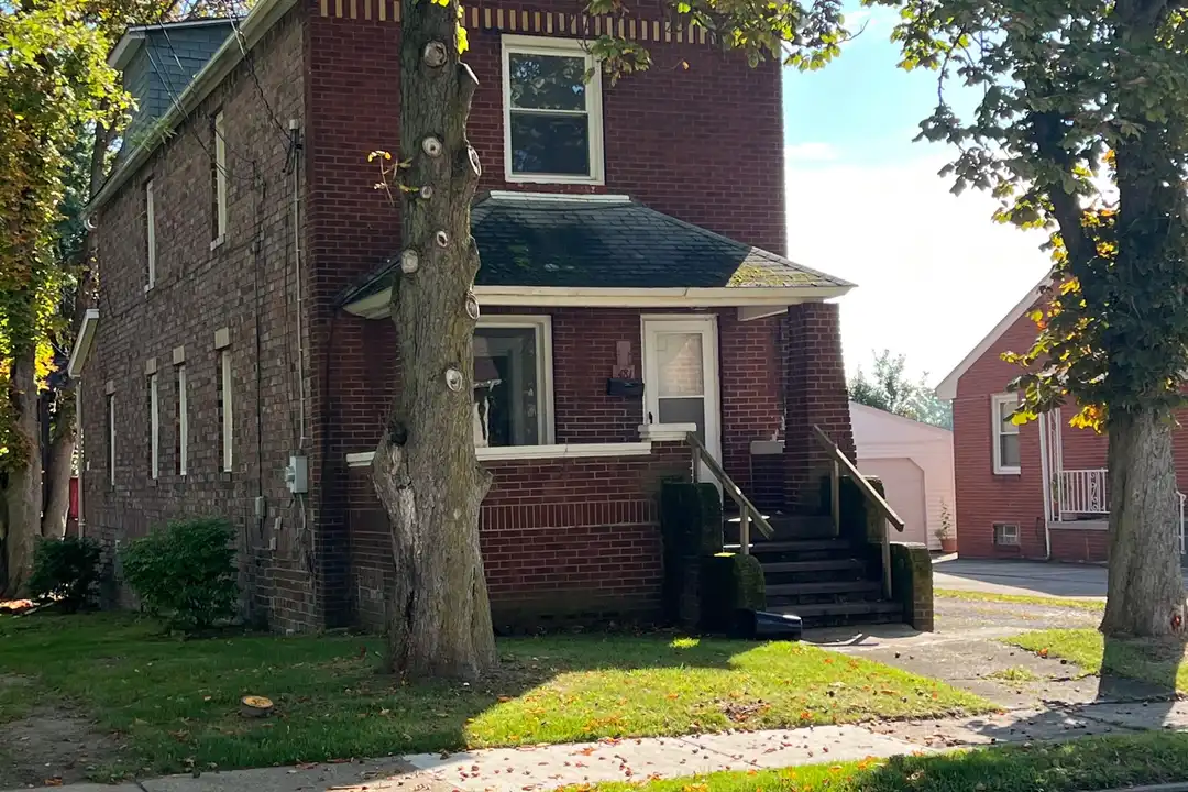 481 12th St – photo 1 of 11