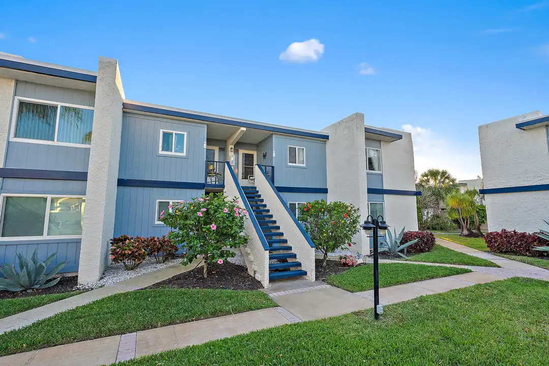 1561 NE 12th Terrace unit C14 - View 3