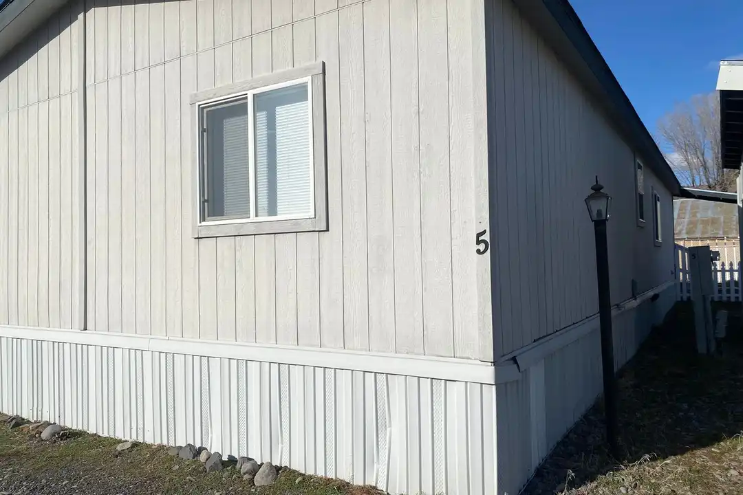Apartment in Klamath Falls - View 3