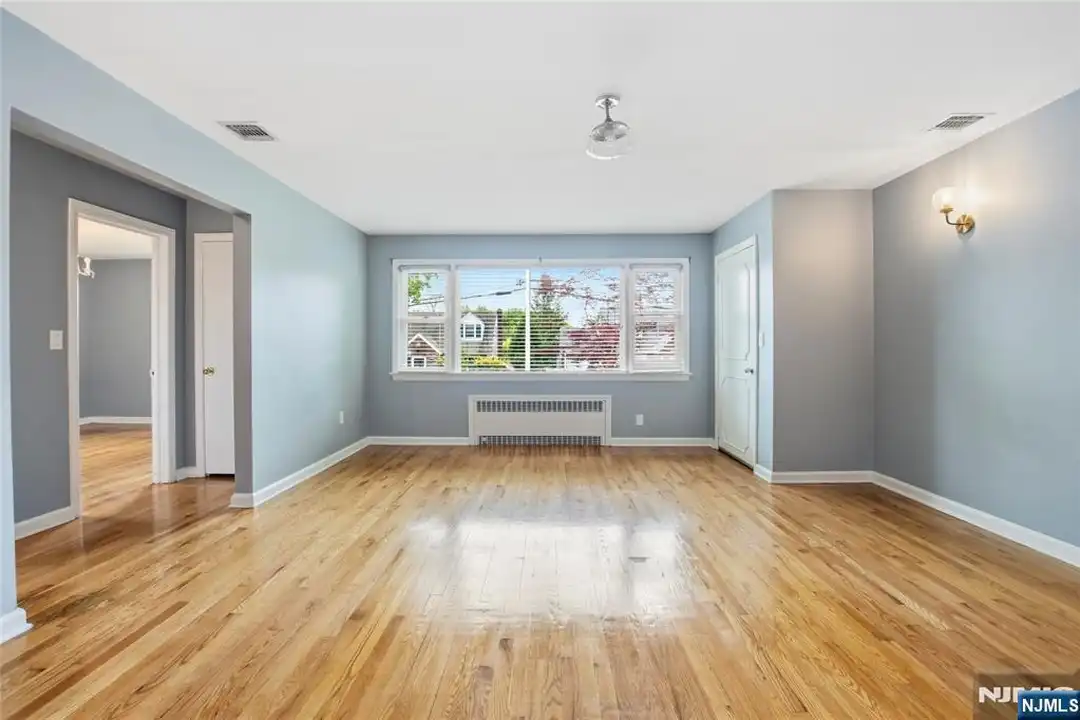 112 E Ackerman Ave unit B right side - View 4