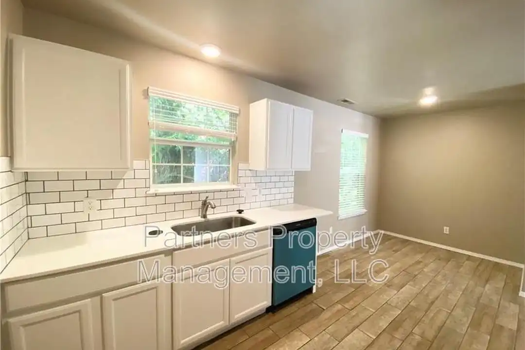 1530 N Addington Ave - View 5
