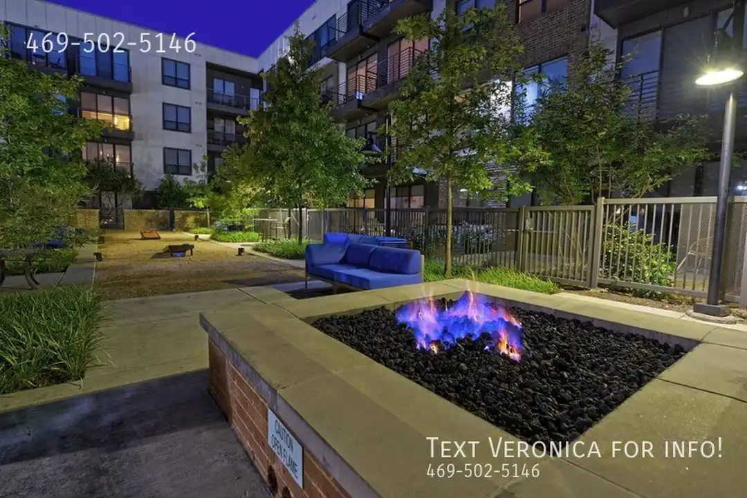 1110 S Cesar Chavez Blvd - View 4