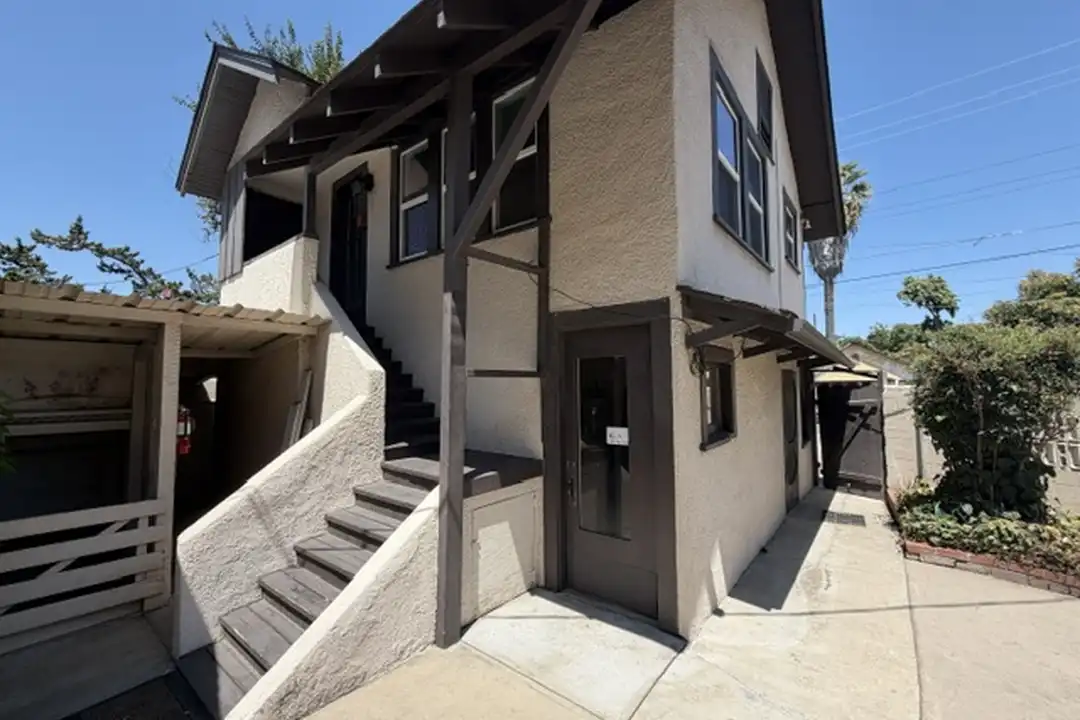 117 Lee St unit D 1 – photo 1 of 8
