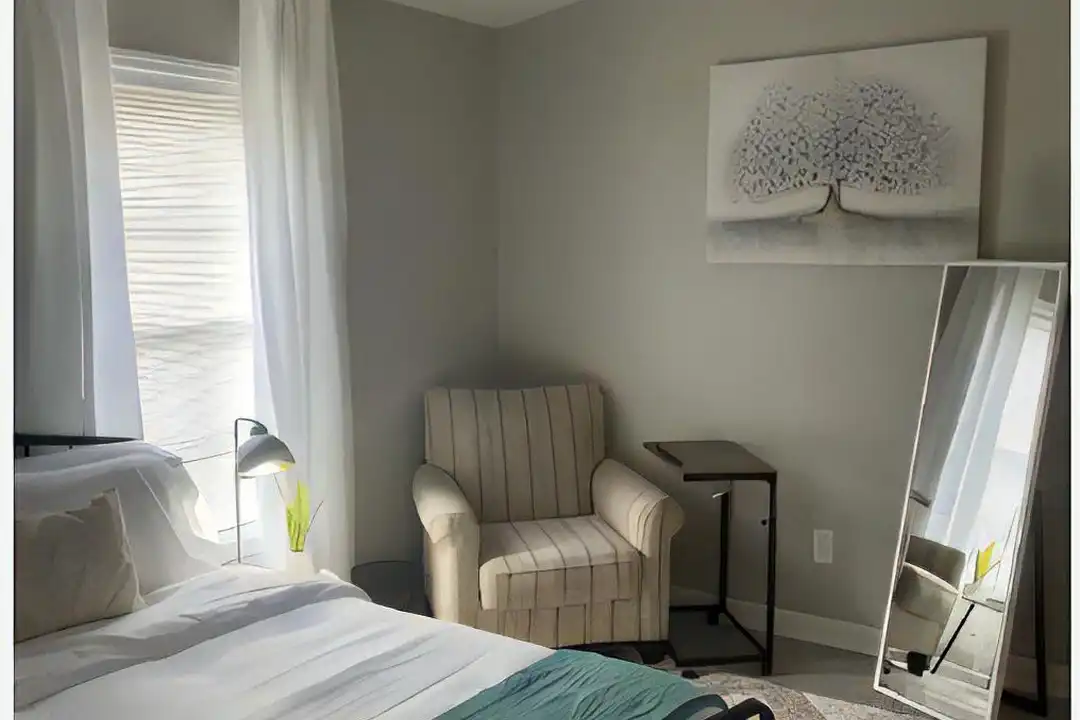 916 Kyle Ave NE - View 5