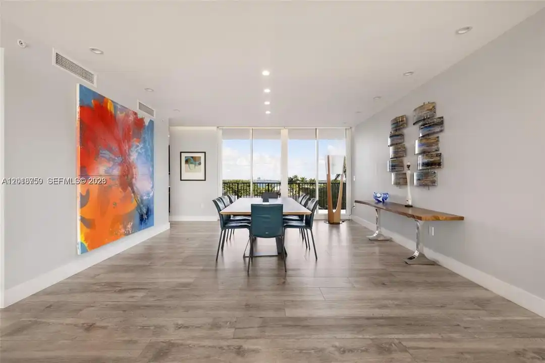 Apartment in Miami - More