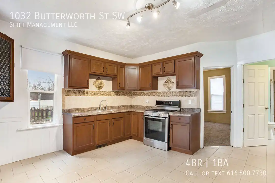 1032 Butterworth St SW - View 3