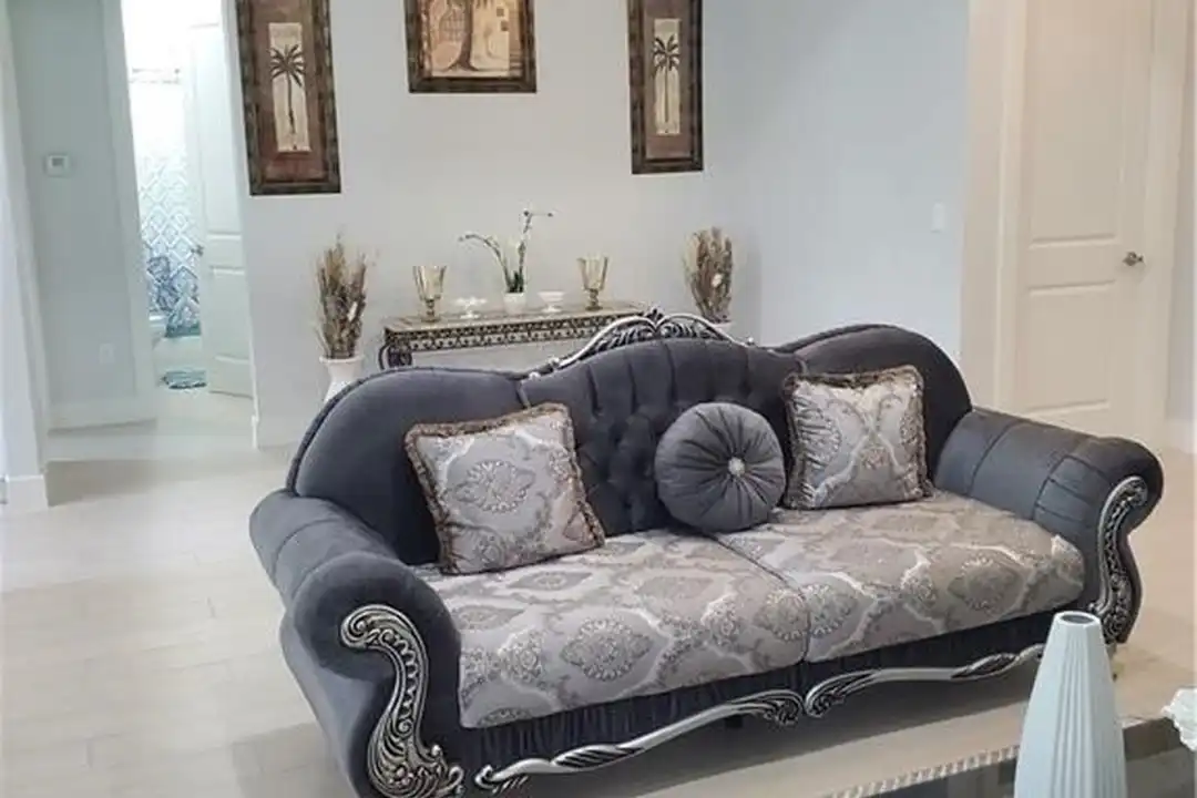 603 W 9th St - More