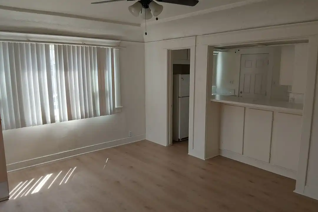 Apartment in Long Beach - View 3