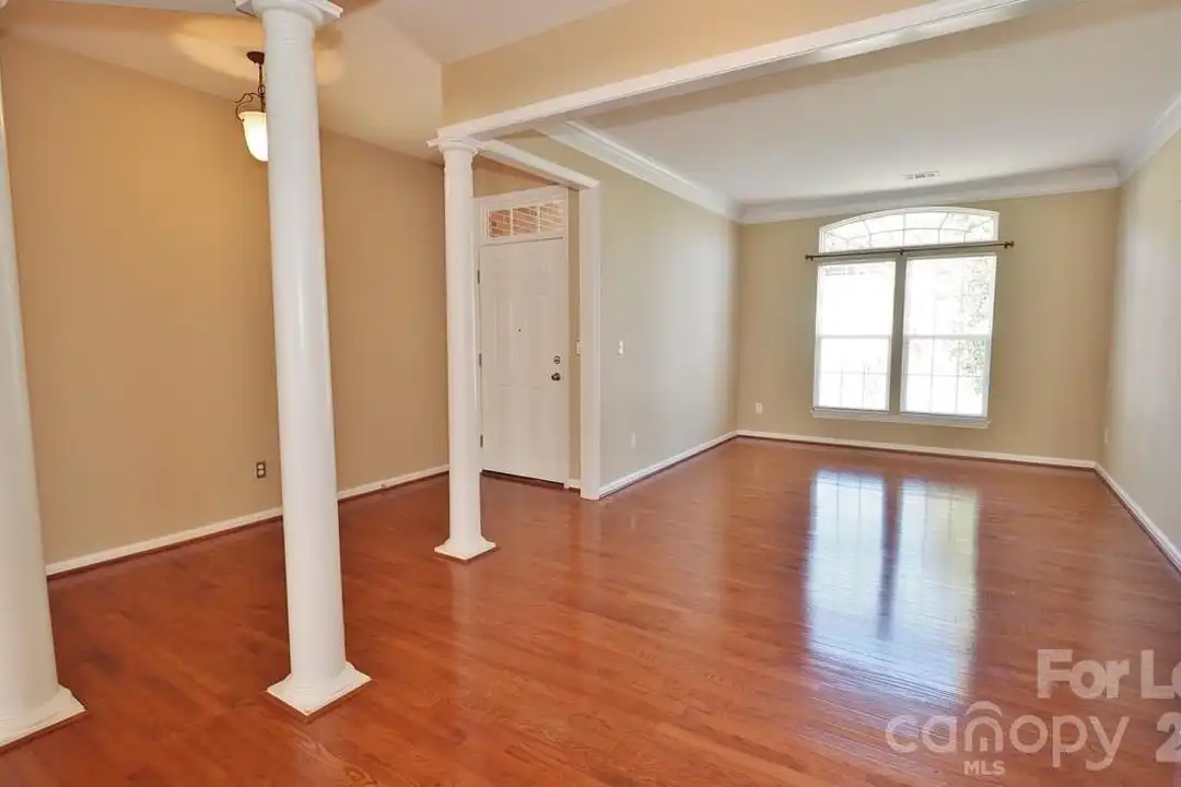 6860 Lakecrest Ct - View 5