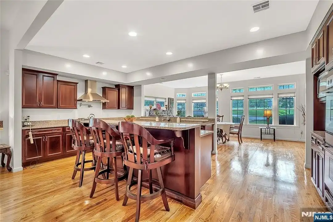 8 Mary Ct - View 3