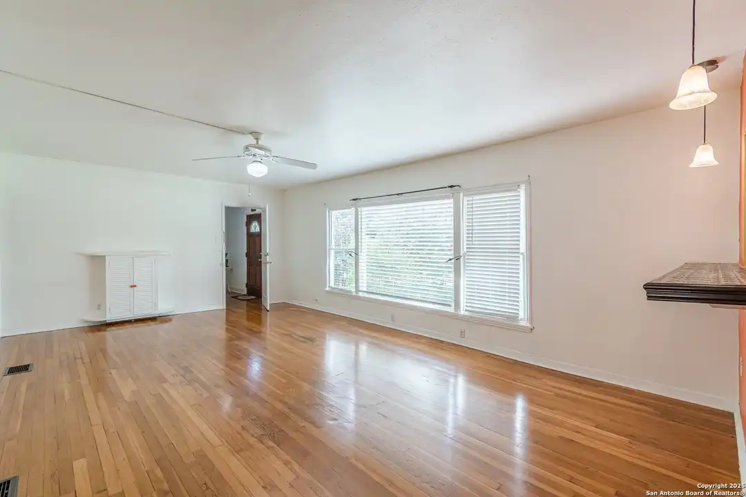 414 Alexander Hamilton Dr - More