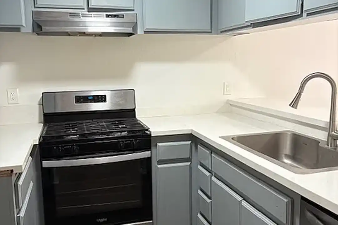 Apartment in Long Beach - View 5