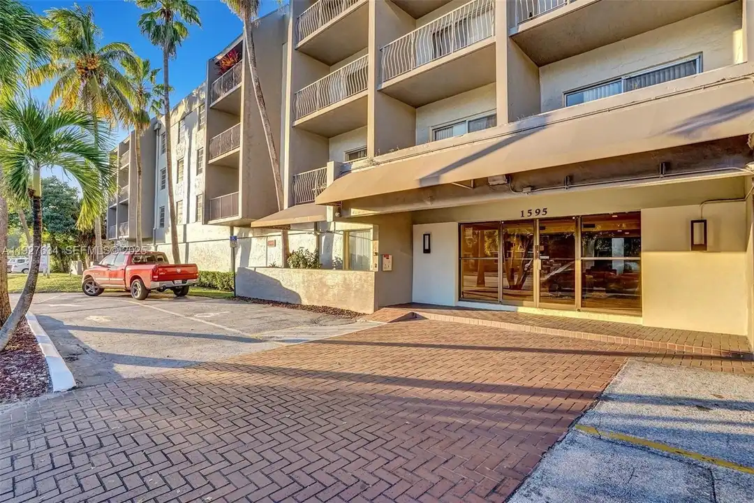 Apartment in North Miami - View 4