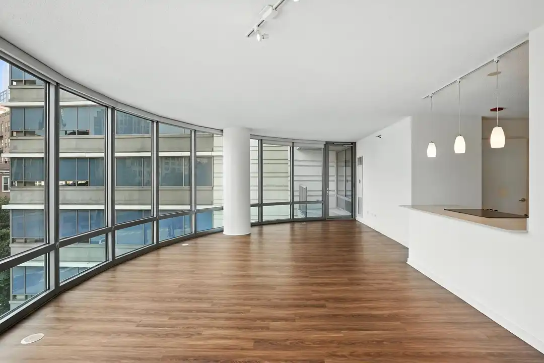 542 N Kingsbury St - View 2