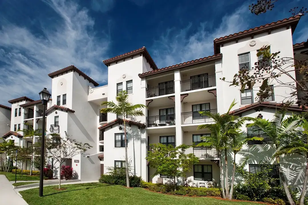 Apartment in Doral - More