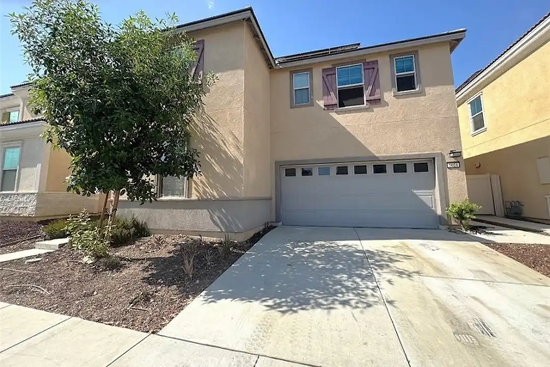 1014 W Buttercup Ln – photo 1 of 37