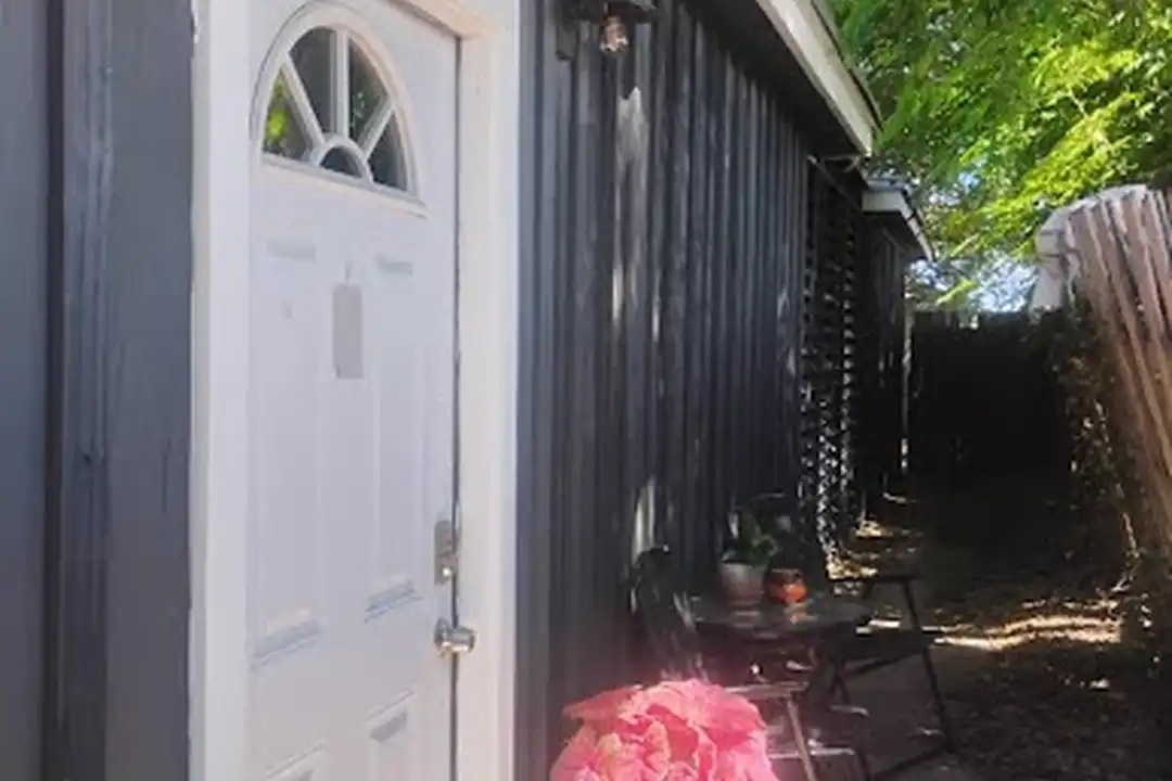 811 Indiana Ave unit 811 – photo 1