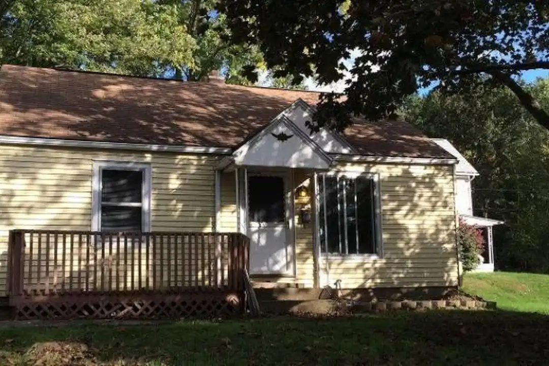 328 11th St SE – photo 1 of 6