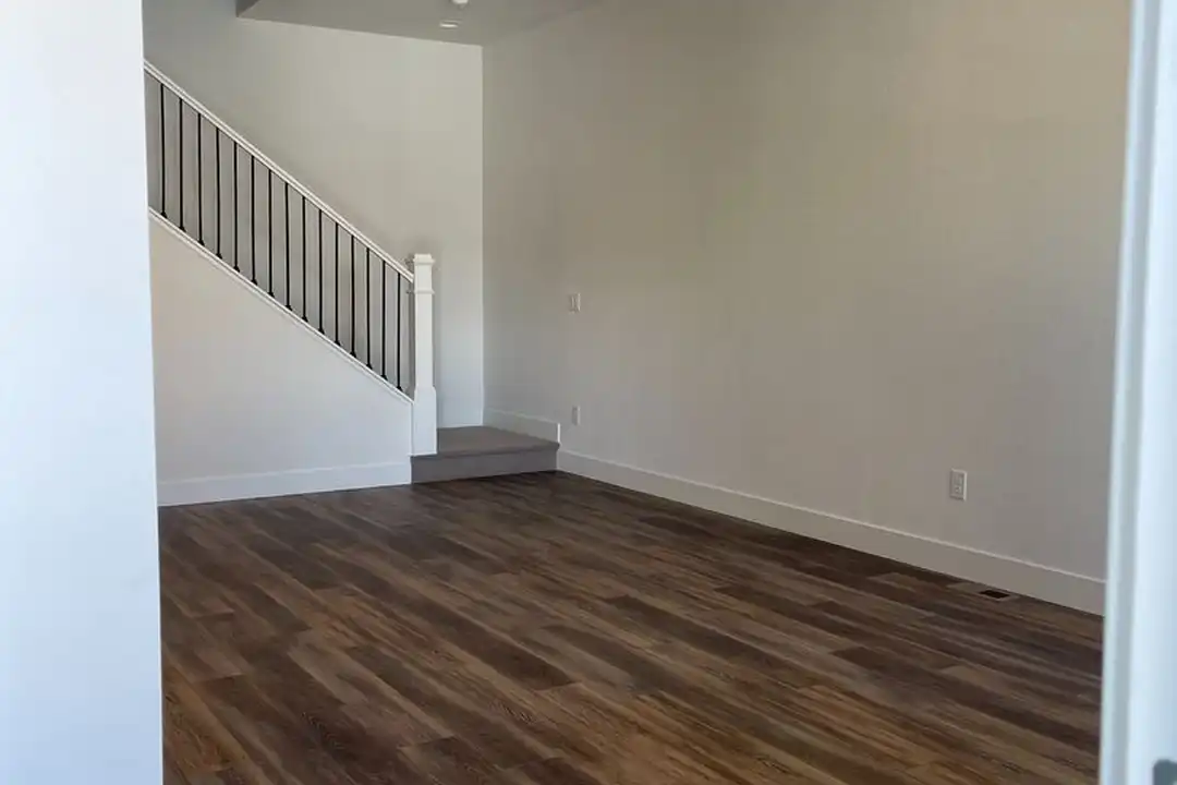 2215 Village Green Way - View 6