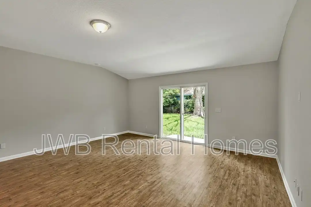 10351 Pinehurst Dr – další