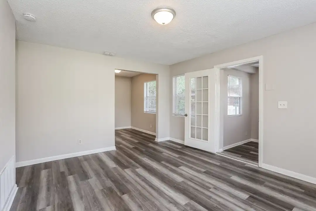 5528 Vernon Rd – další