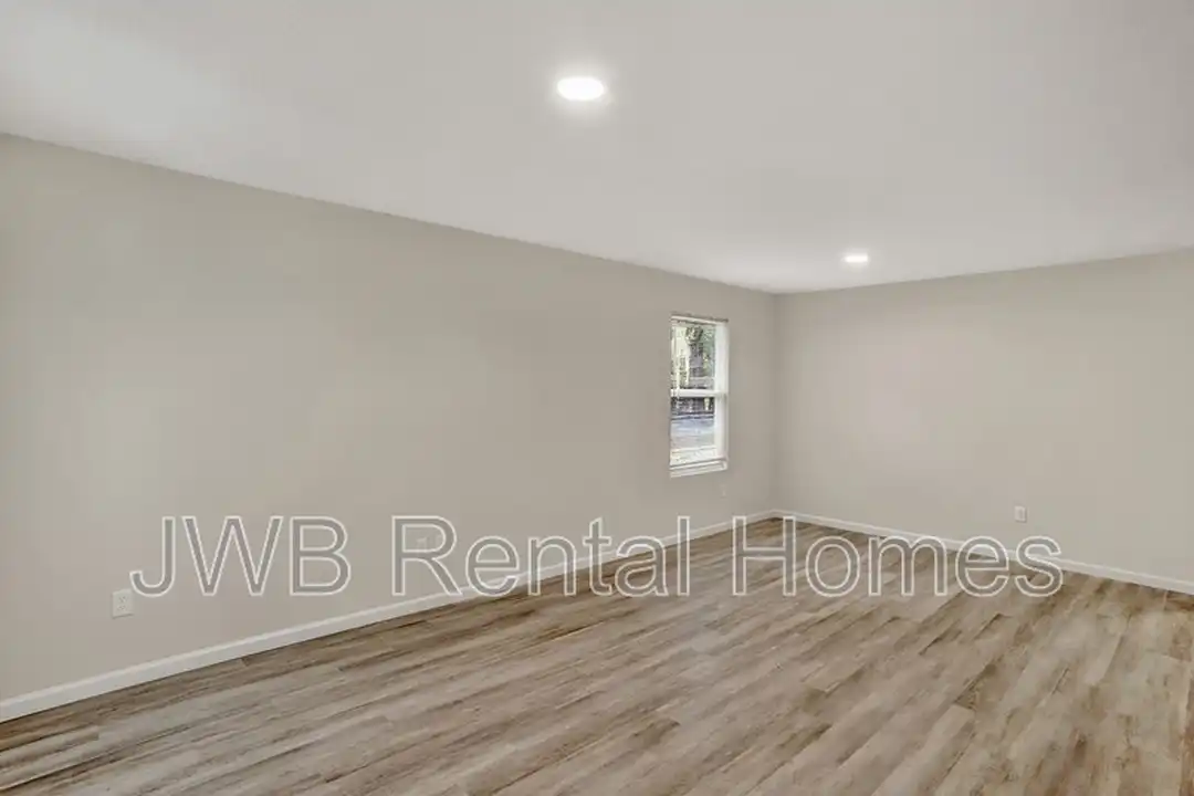 8008 Railroad Ave – pohled 6