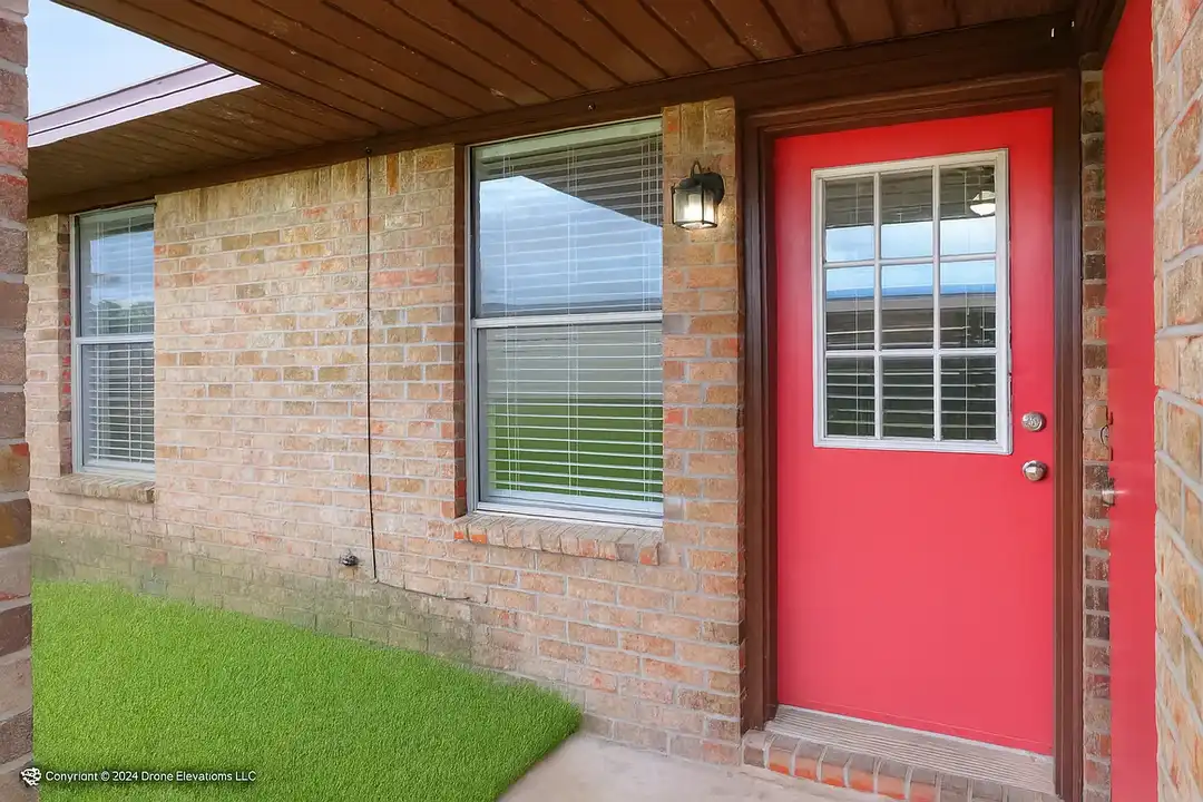 Locale Eagle Lake – photo 1 of 27