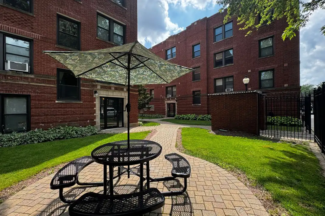 Apartment in Rogers Park Township, Glenwood Arts District, Rogers Park - View 4