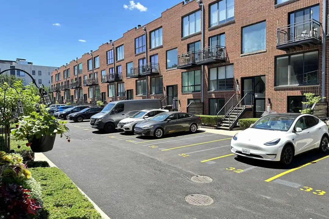 939 W Grace St unit 102B – photo 1