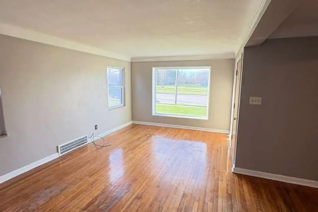 Apartment in Cleveland, Lee-Harvard, Cuyahoga - View 2