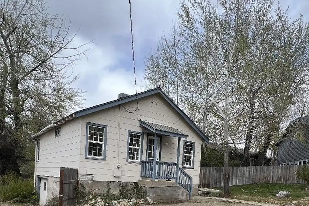 210 E Lake St – photo 1 of 8