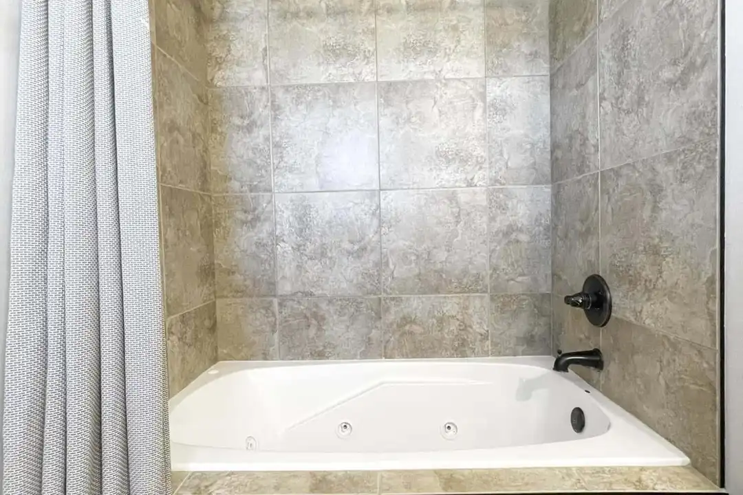 401 E Honey Ln - More