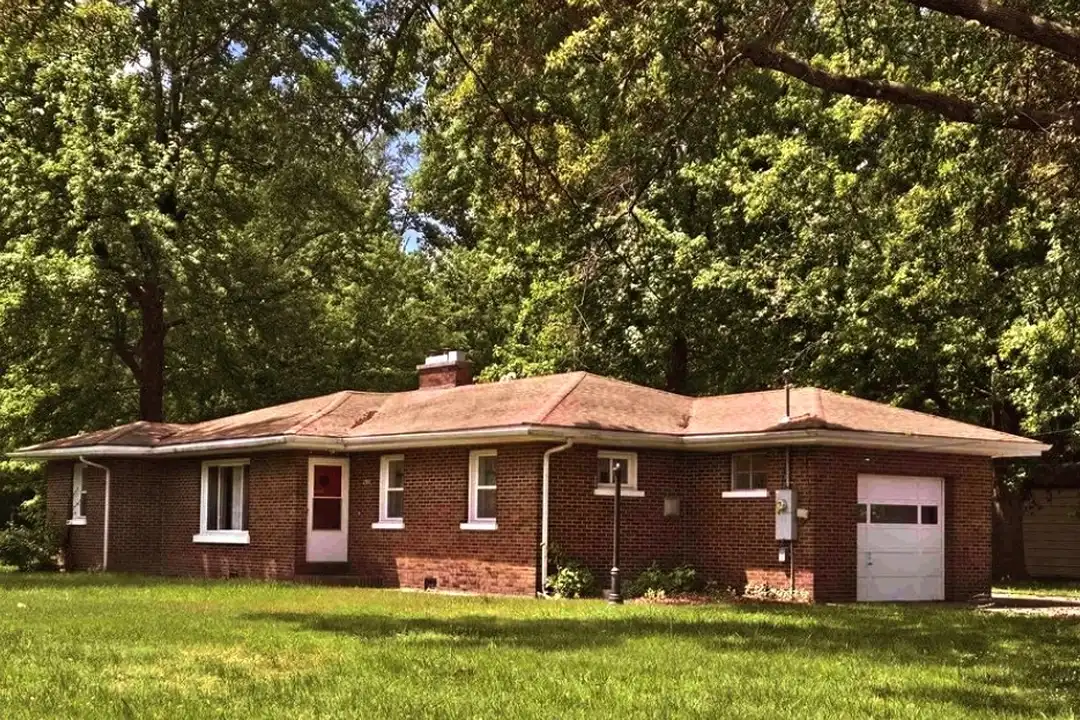 201 Mcleansboro St – photo 1 of 10