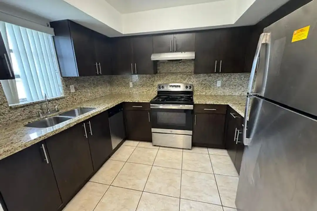 Apartment in Hollywood - View 2