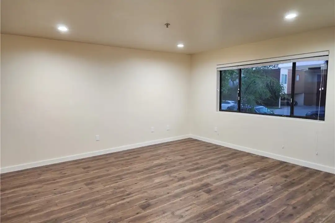 1131 E Doran St unit 105 - View 4