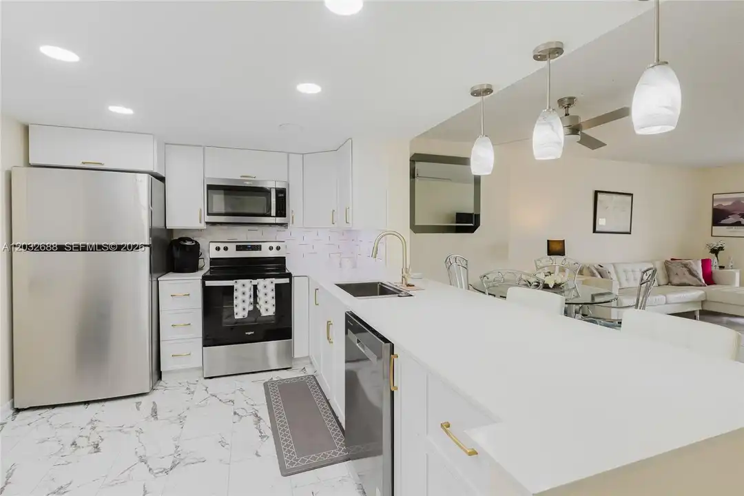 Apartment in Dania Beach - View 2