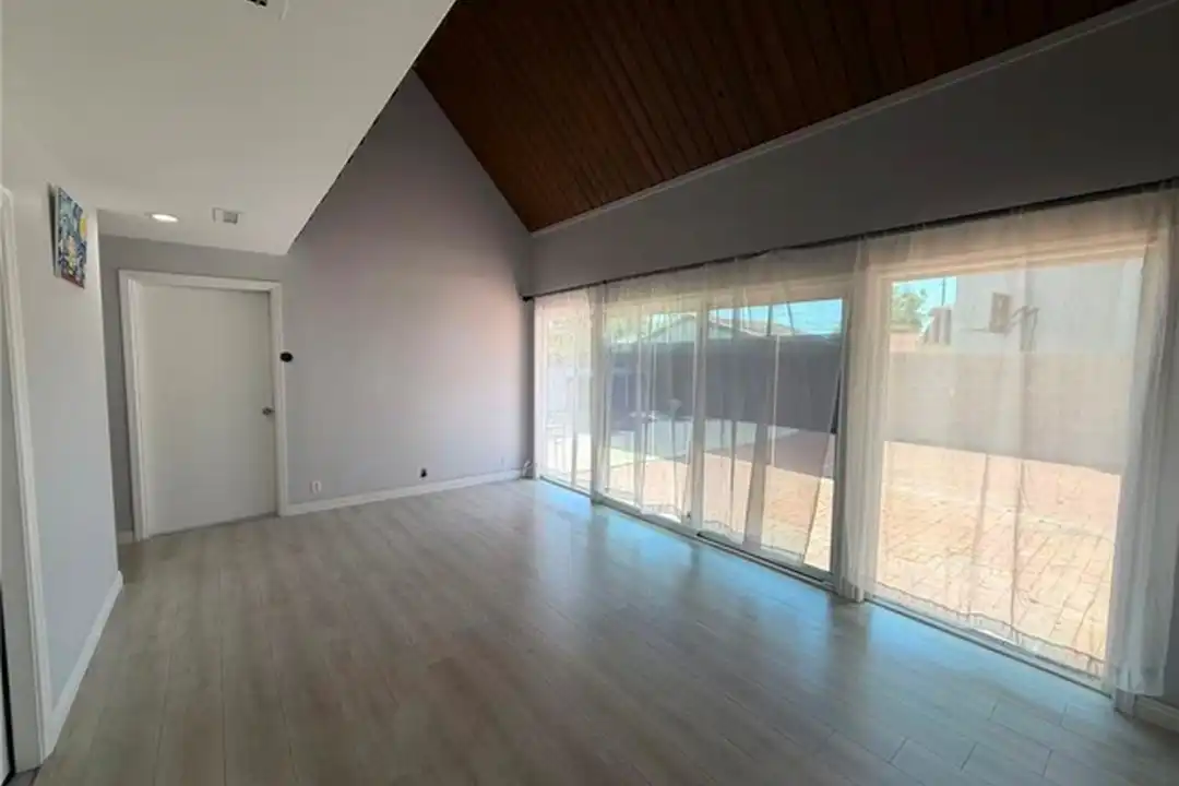 5738 Agnes Ave - More