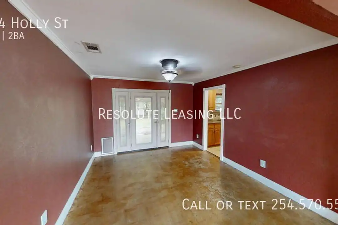 924 Holly St - More